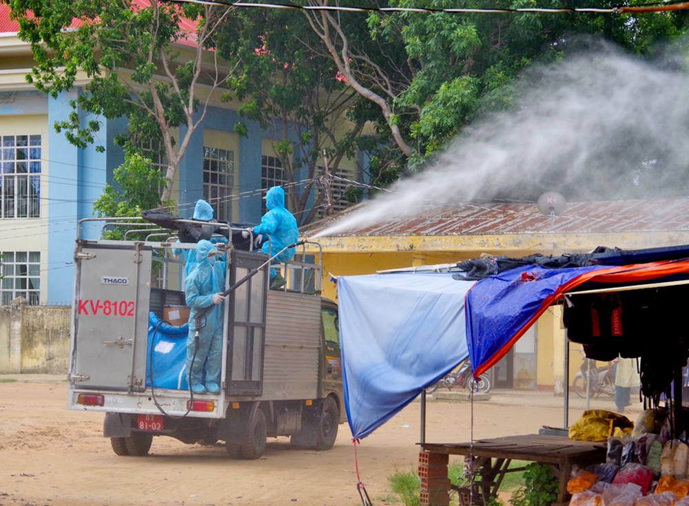 Phun khử khuẩn tại chợ Cheo Reo (thị xã Ayun Pa).