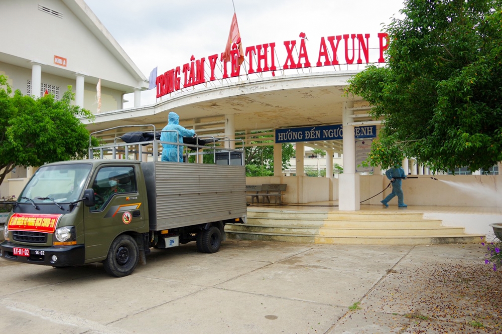 Mọi ngóc ngách của Trung tâm Y tế thị xã Ayun Pa được phun khử khuẩn cẩn thận.
