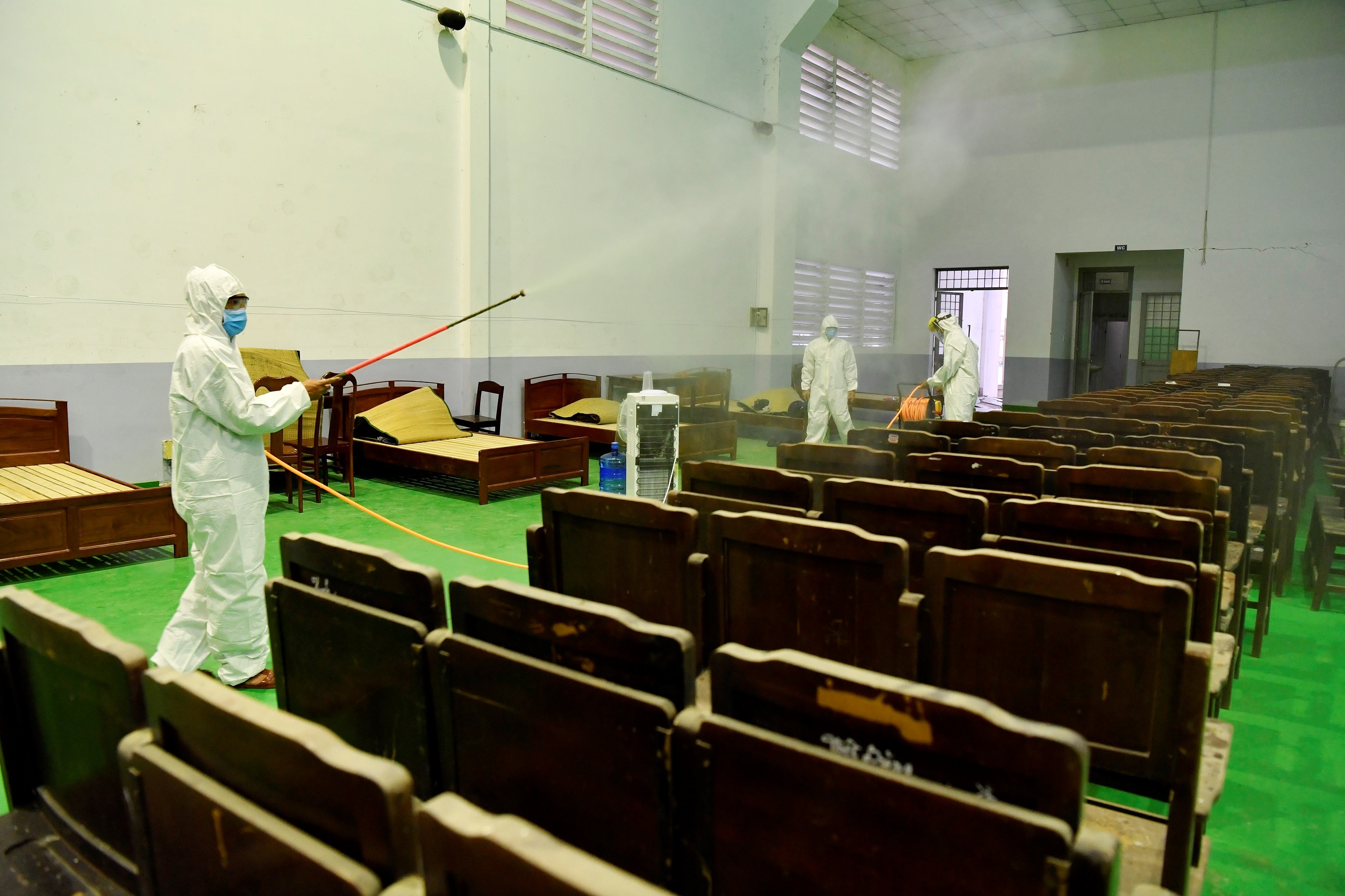 Quân khu 9 lấy mẫu xét nghiệm và phun khử khuẩn tại Cần Thơ