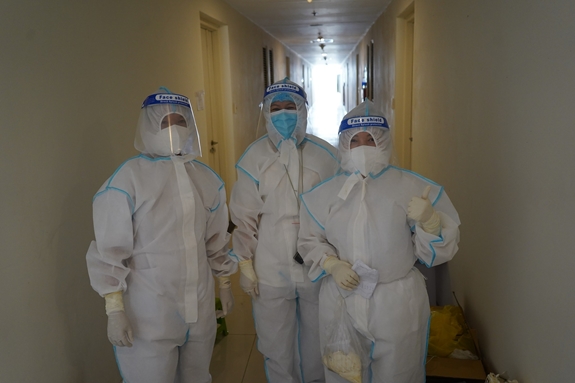 Các y sĩ, bác sĩ hết lòng vì bệnh nhân Covid-19