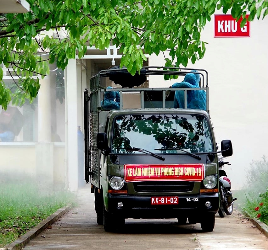 Việc khử khuẩn được thực hiện cẩn thận, tỉ mỉ tại mọi vị trí.