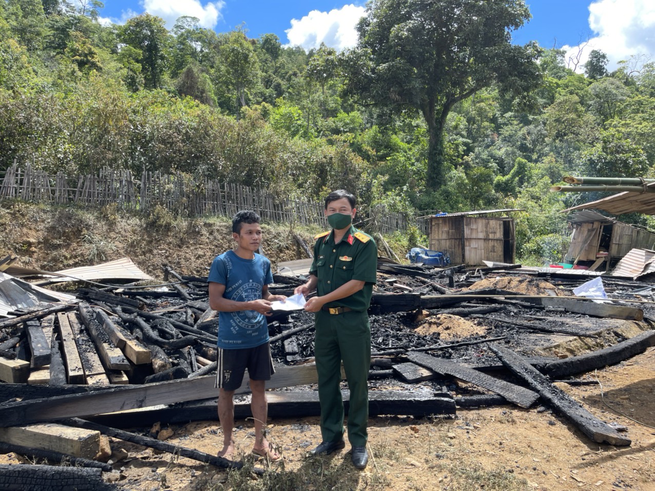 Ba cán bộ, đảng viên giúp một hộ dân thoát nghèo