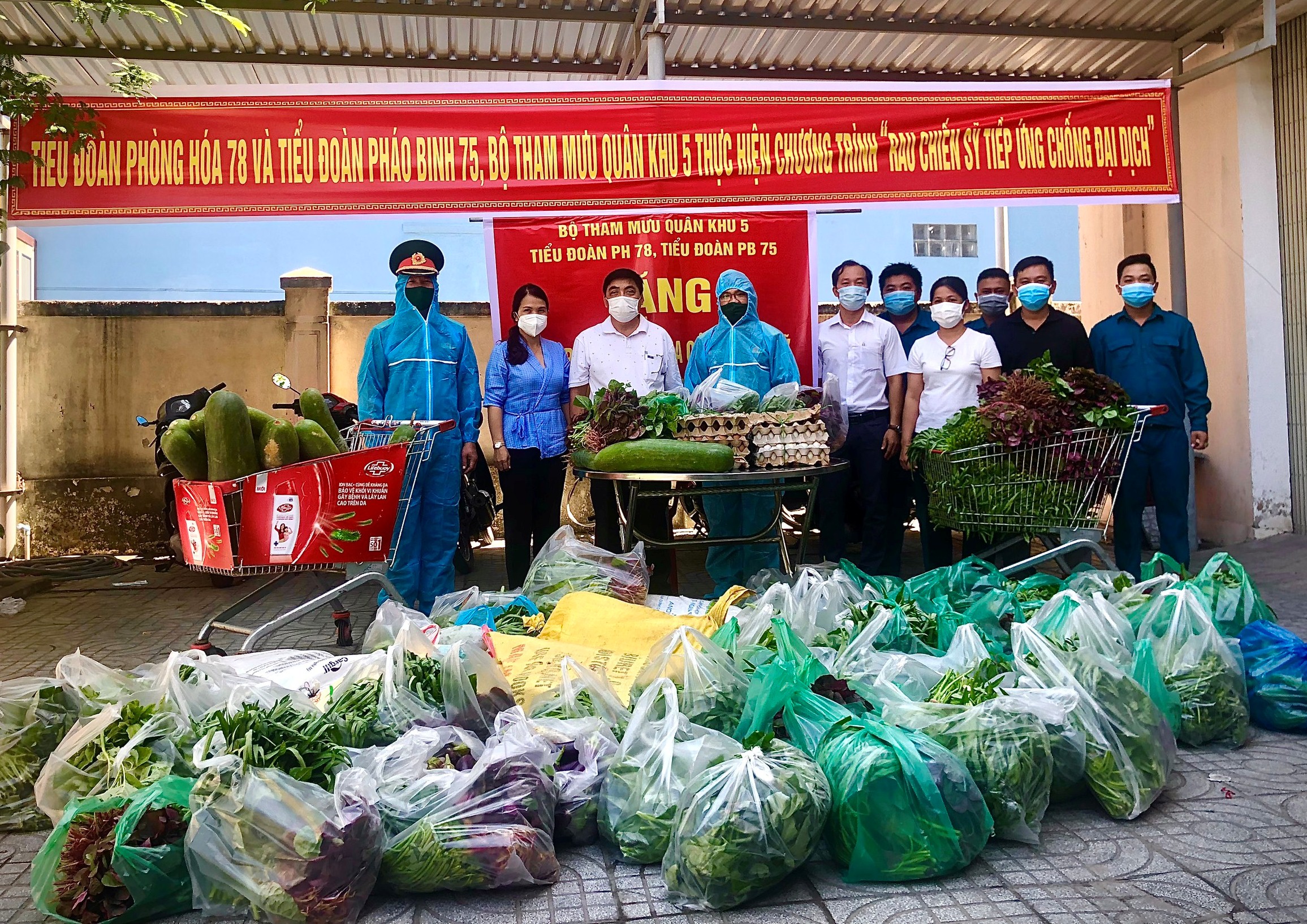 Mô hình “Rau xanh chiến sĩ tiếp ứng chống dịch Covid-19”