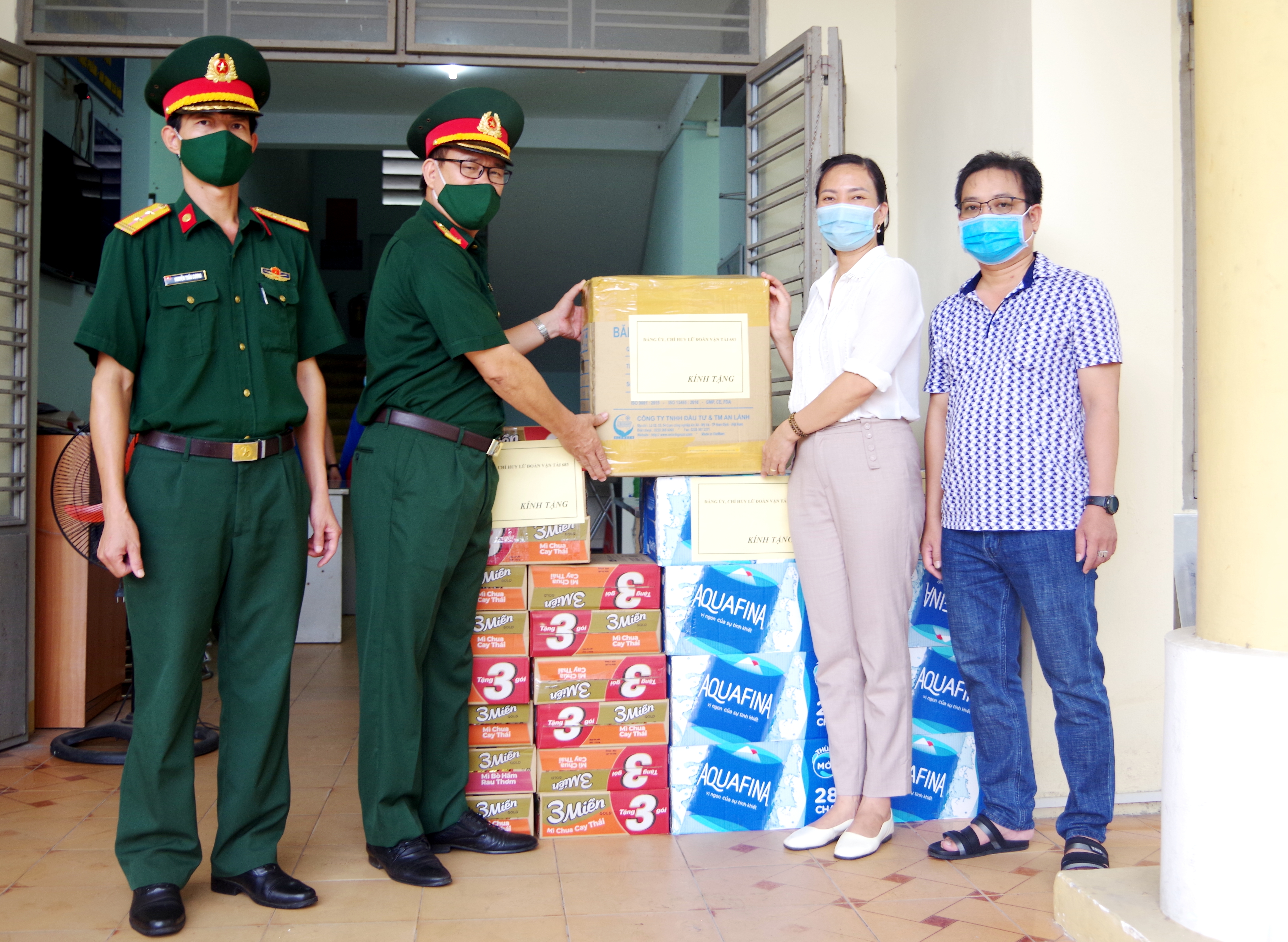 Tặng quà đối tượng người có công và nhân dân bị ảnh hưởng bởi dịch Covid-19 
