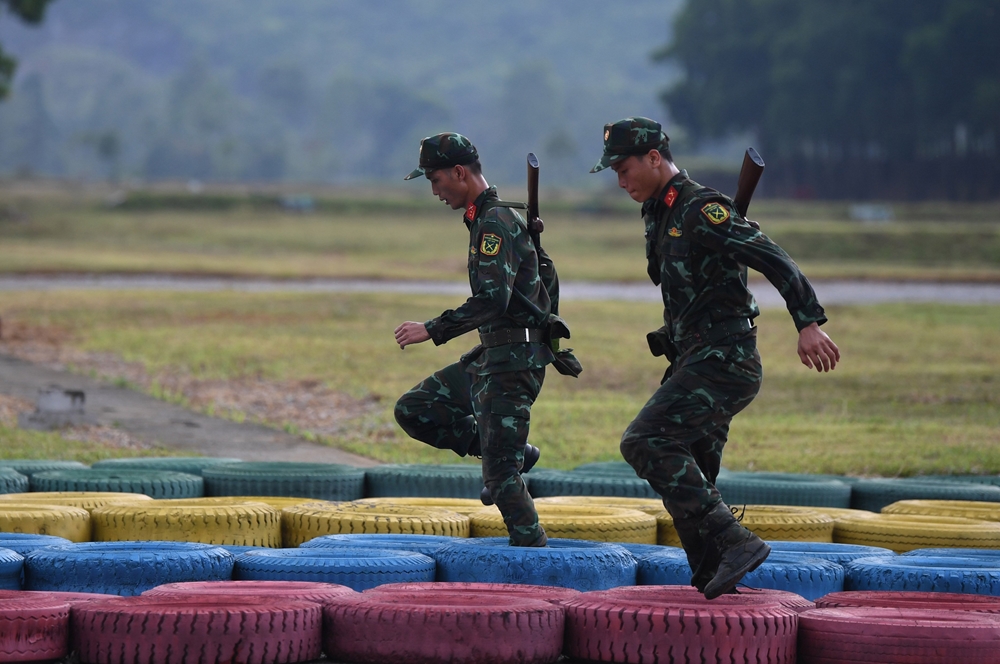 Các xạ thủ rèn luyện thể lực.