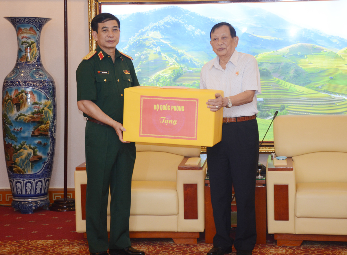 Đại tướng Phan Văn Giang thăm, tặng quà Trung ương Hội Cựu chiến binh Việt Nam