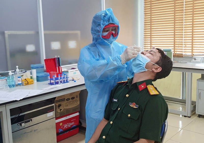 Ngoài xét nghiệm hỗ trợ HCDC, cán bộ, nhân viên Trung tâm Nhiệt đới Việt - Nga còn lấy mẫu và xét nghiệm cho cán bộ, chiến sĩ lực lượng vũ trang để kiểm soát phòng, chống dịch bệnh.