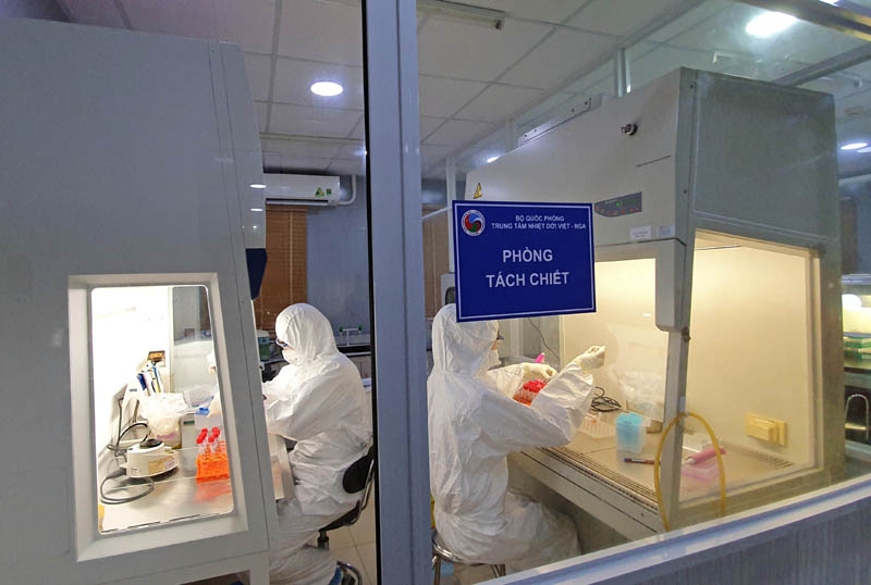 Tại phòng thí nghiệm sinh học phân tử, các mẫu xét nghiệm được tách chiết.
