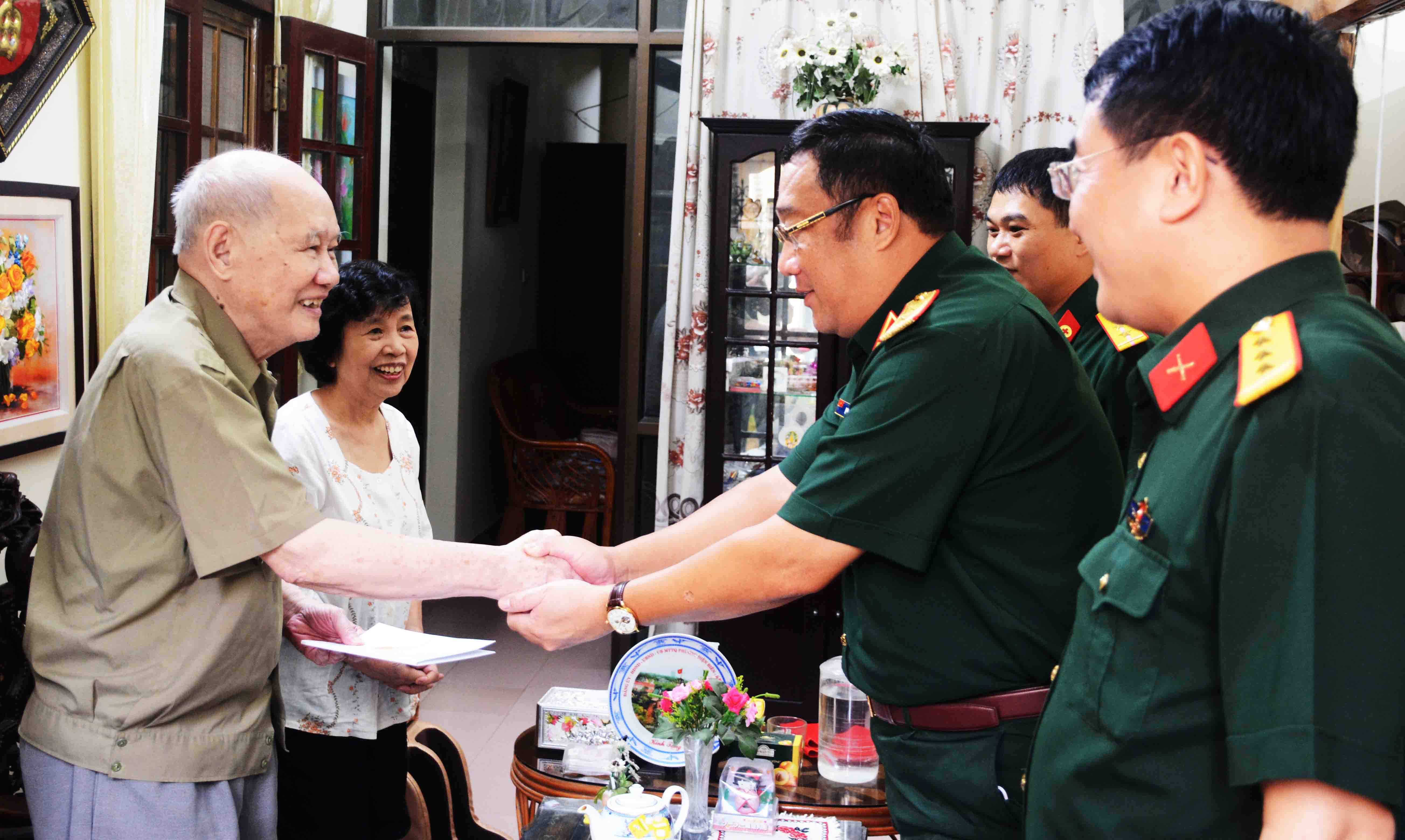 Phó đô đốc Phạm Hoài Nam thăm các đồng chí nguyên Thứ trưởng Bộ Quốc phòng 