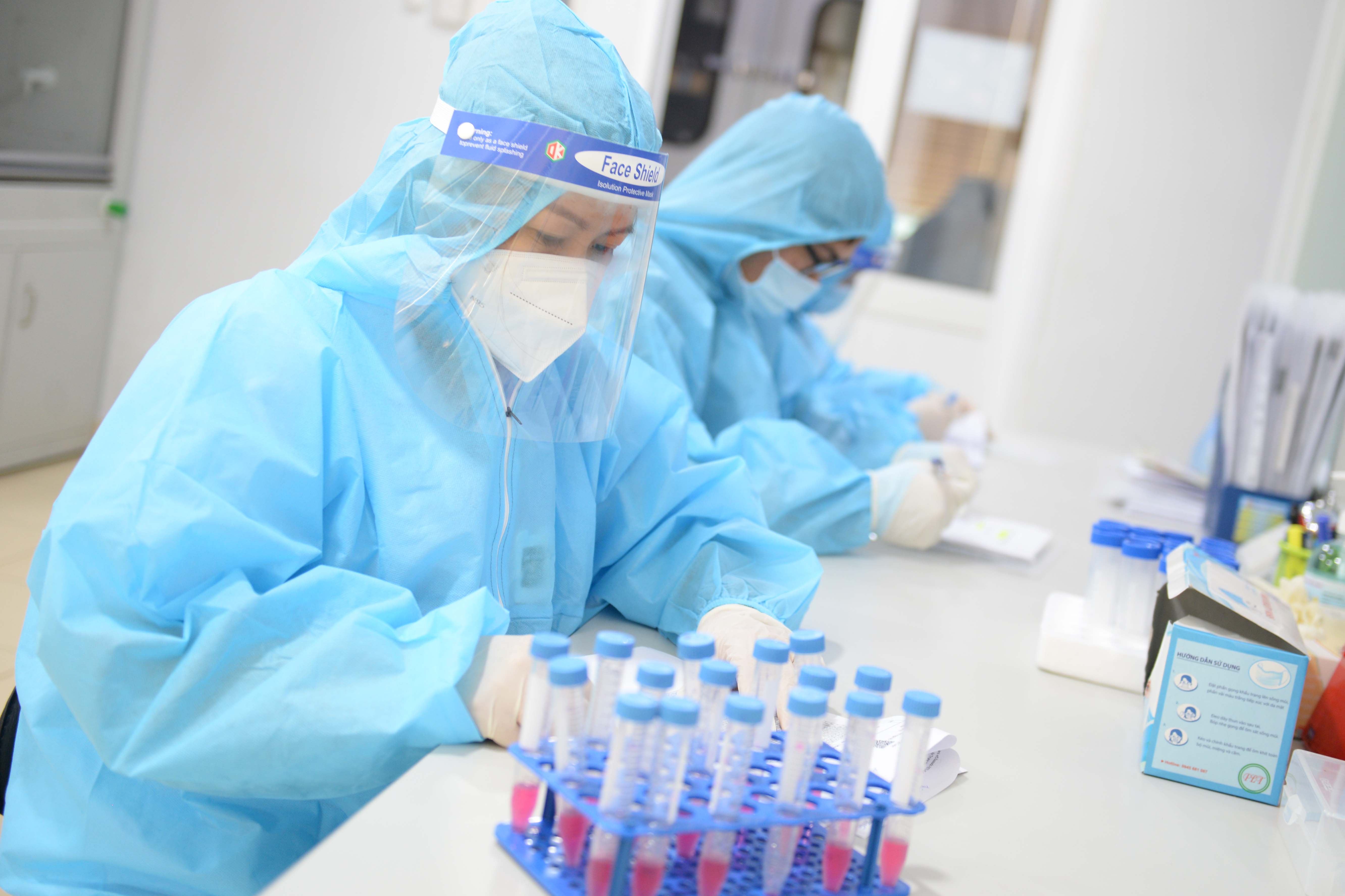 Bộ đội xuyên đêm chống dịch