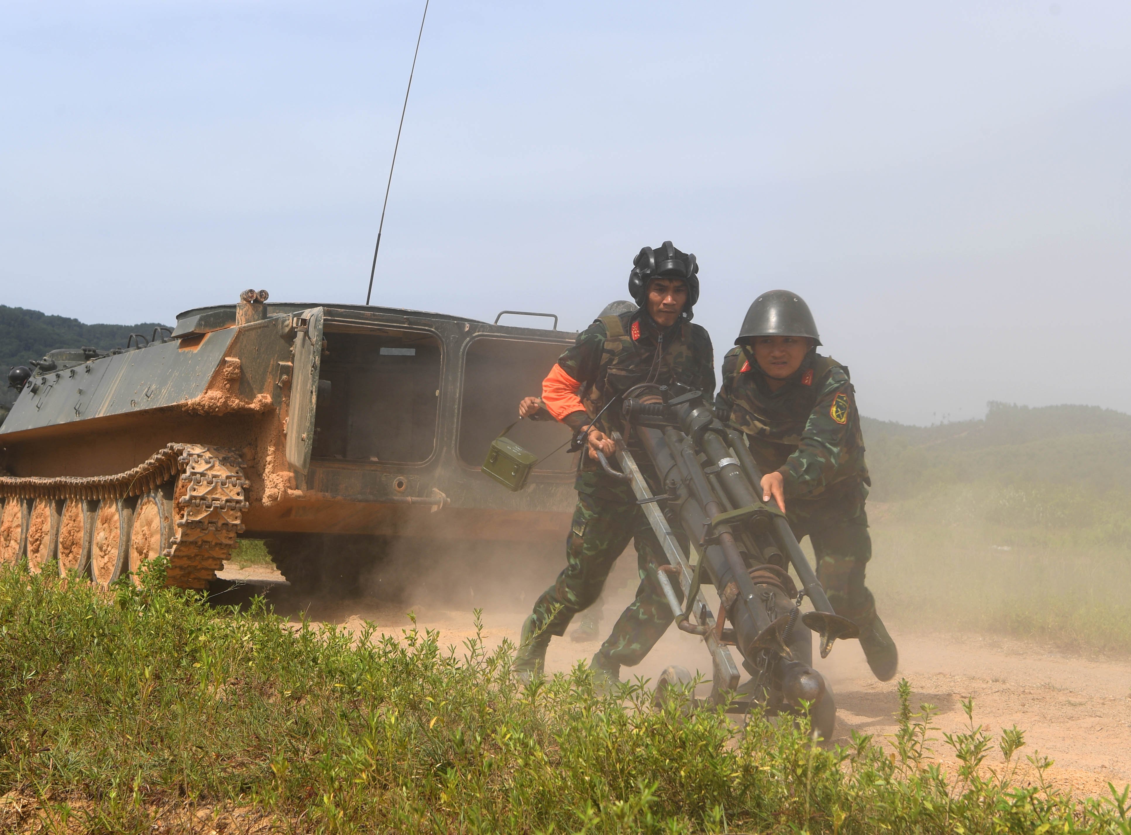 Đua tài cùng đồng đội