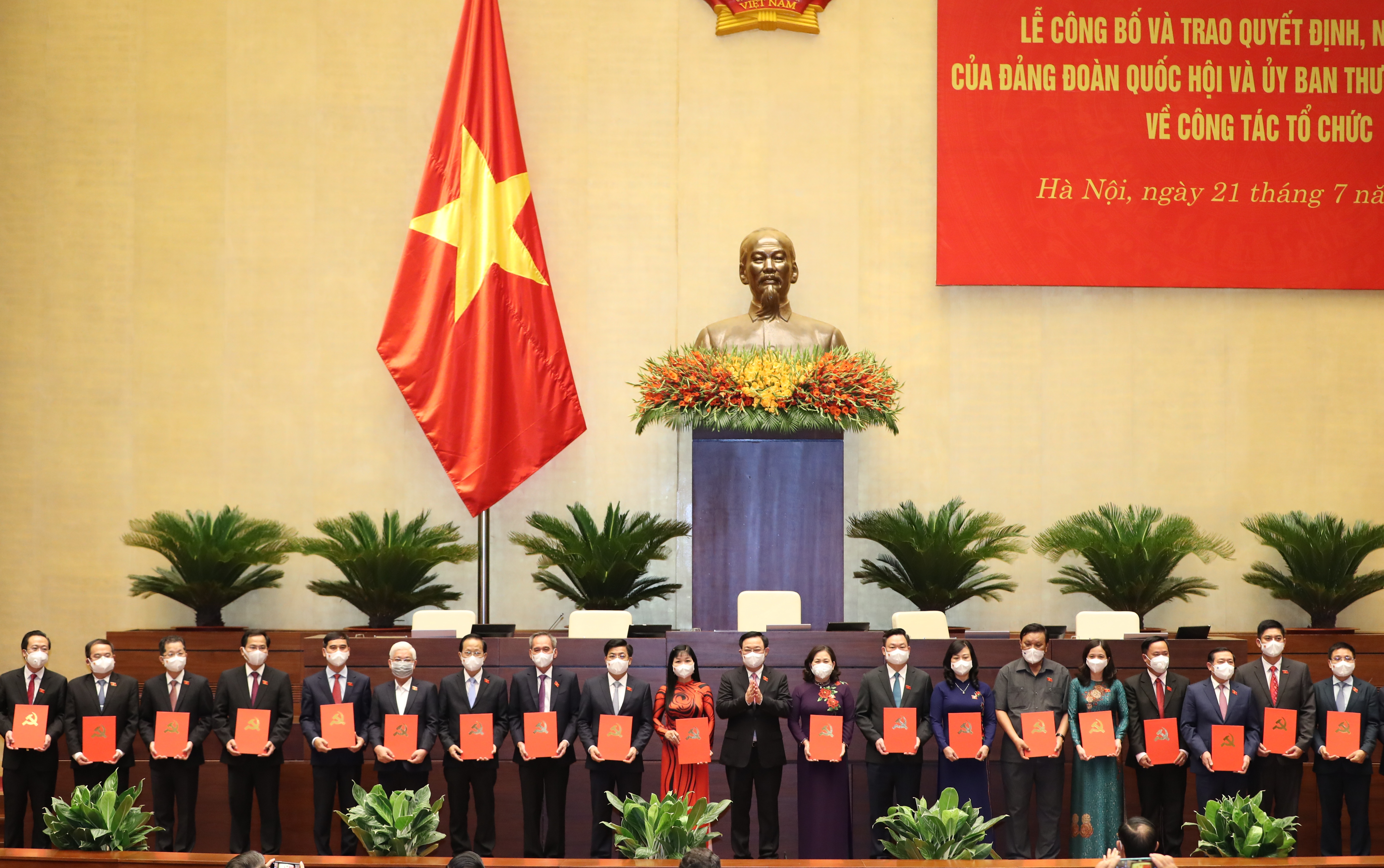 Chủ tịch Quốc hội Vương Đình Huệ trao quyết định về công tác tổ chức