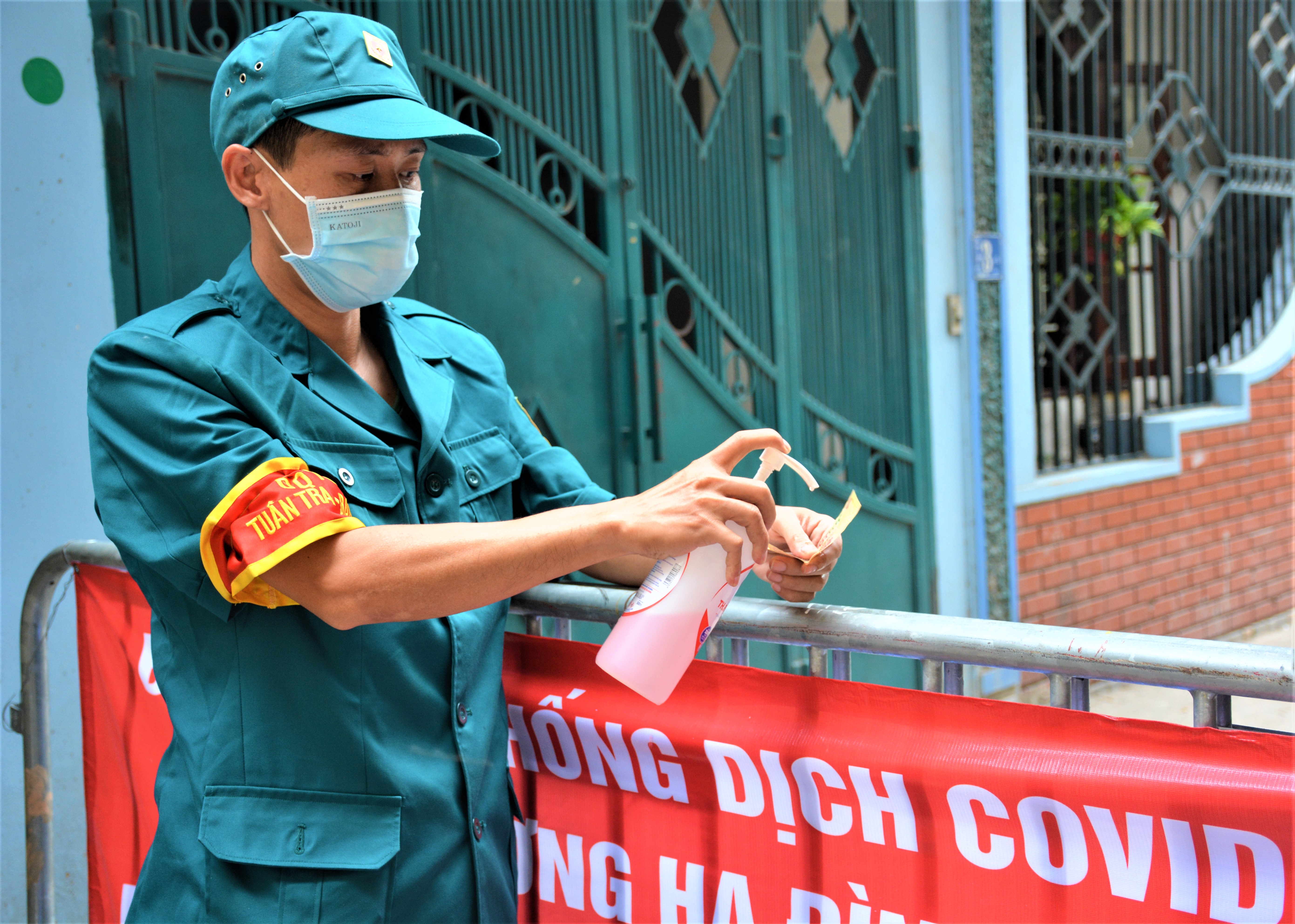 Sát cánh cùng nhân dân chống dịch