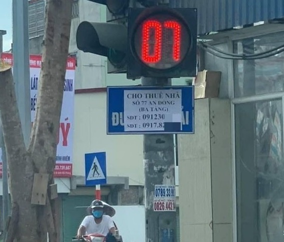 Xử lý nghiêm hành vi quảng cáo lên biển báo giao thông