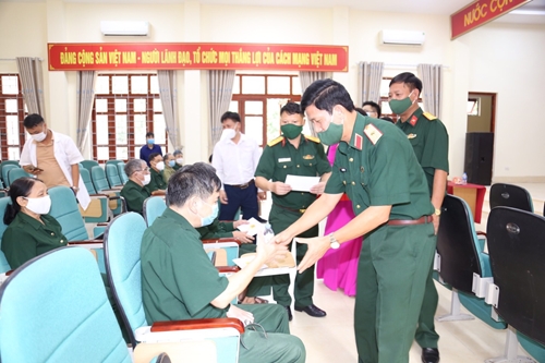 Thăm, tặng quà thương, bệnh binh tại Trung tâm Điều dưỡng thương binh Lạng Giang
