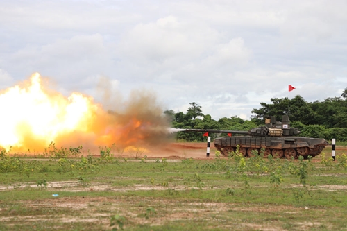 Binh chủng Tăng thiết giáp Lào diễn tập bắn đạn thật 
