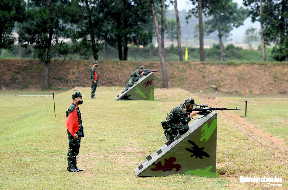 Bài bắn ở tư thế không thuận lợi với cự ly 200-500m.