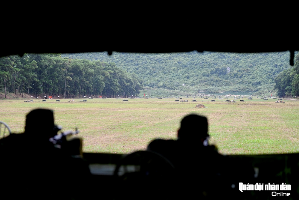 Tuyến bắn trong nhà dã chiến có bàn ghế bắn, khoảng cách bia chuyên dụng ở cự ly 150-200m.