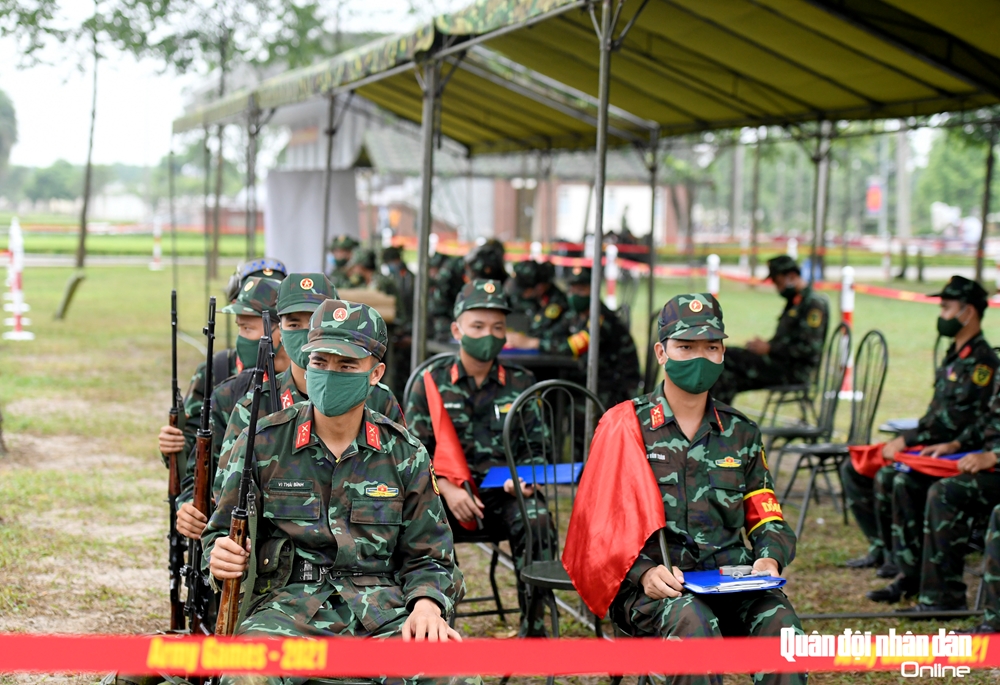 Ngồi chờ lệnh vào thao trường.