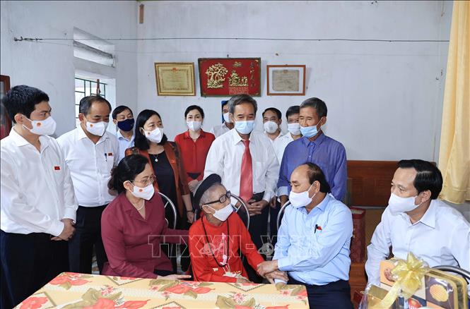 Chủ tịch nước thăm, tặng quà thương binh, gia đình liệt sĩ tại Hà Nam