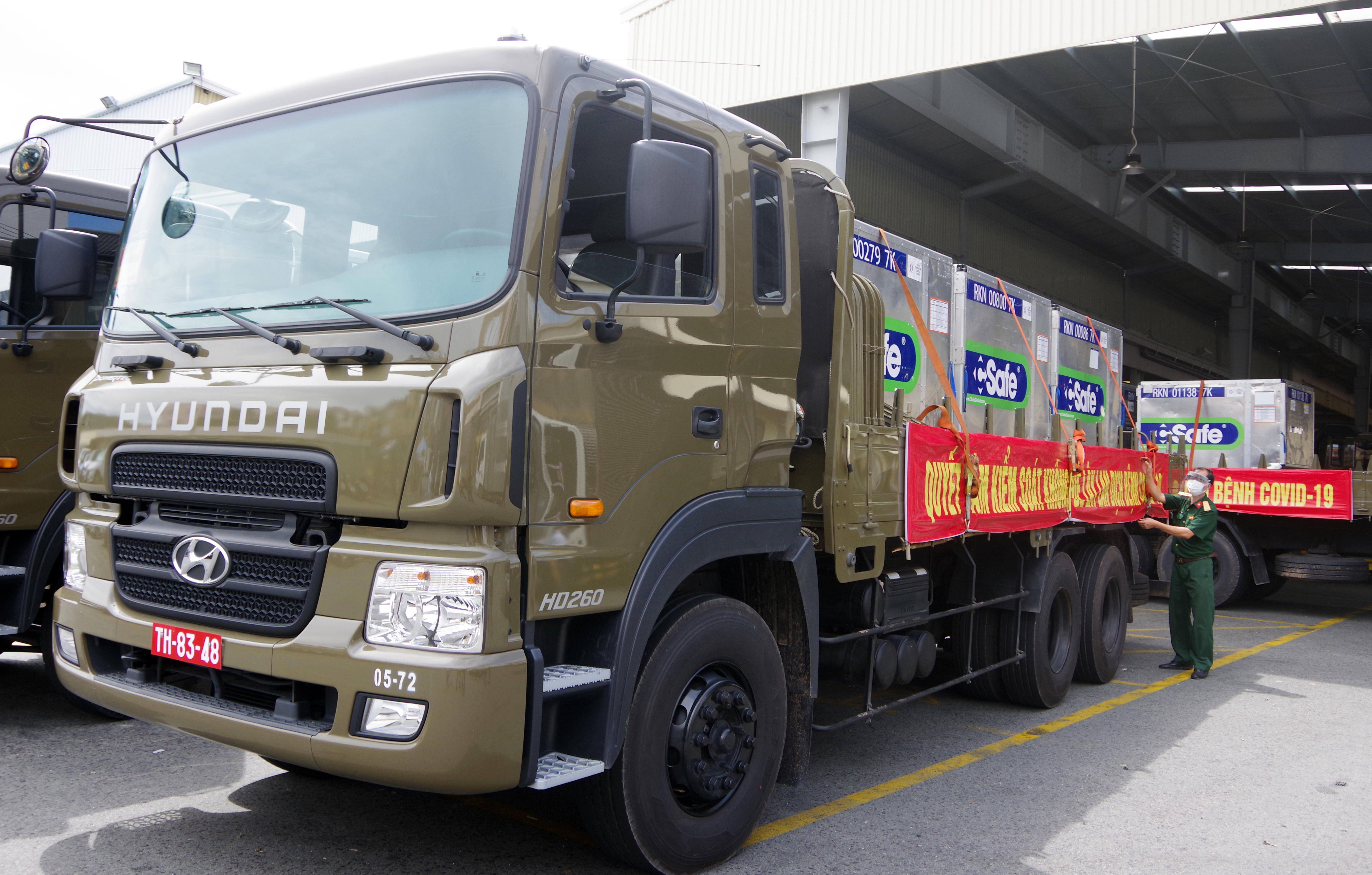 Chiến sĩ vận tải trên nẻo đường chống dịch

