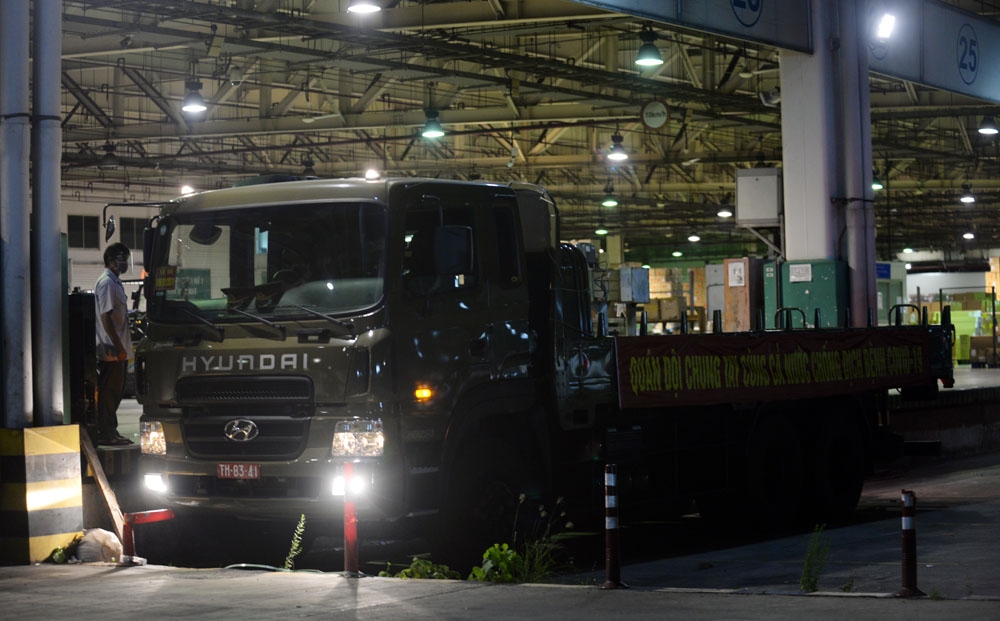 Sau hơn một giờ nhận thông tin, lô vaccine đã về đến Việt Nam, 23 giờ 30 phút đêm 24-7, đội xe của Lữ đoàn 972
đã có mặt tại Cảng hàng không quốc tế Tân Sơn Nhất.