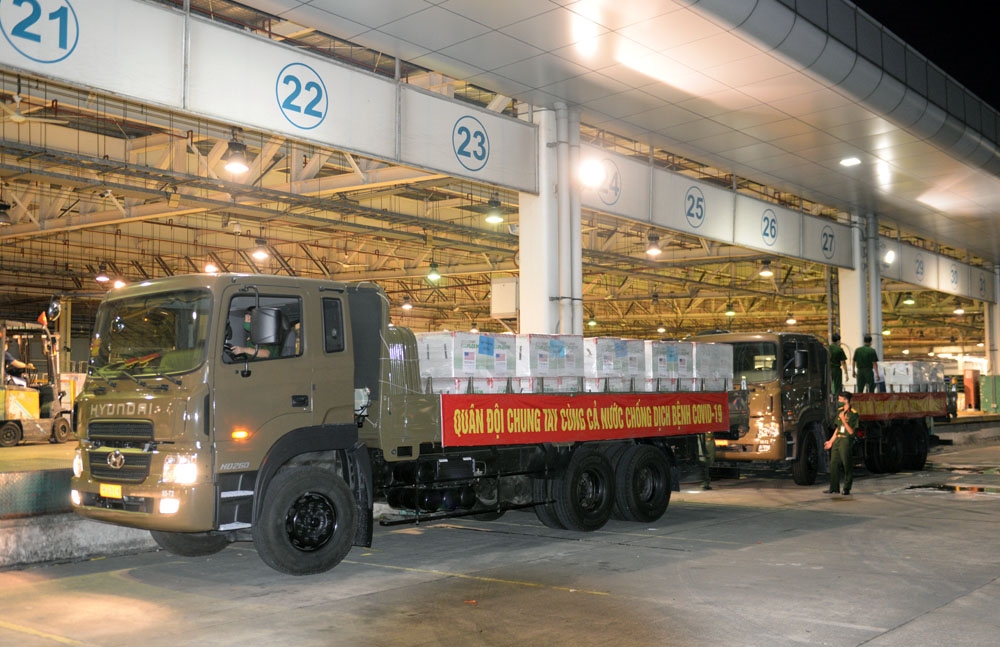 Sau gần một giờ, các kiện vaccine đã được xếp đặt gọn gàng trên xe.