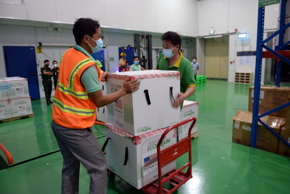 Cận trọng, sắp đặt vaccine vào vị trí.