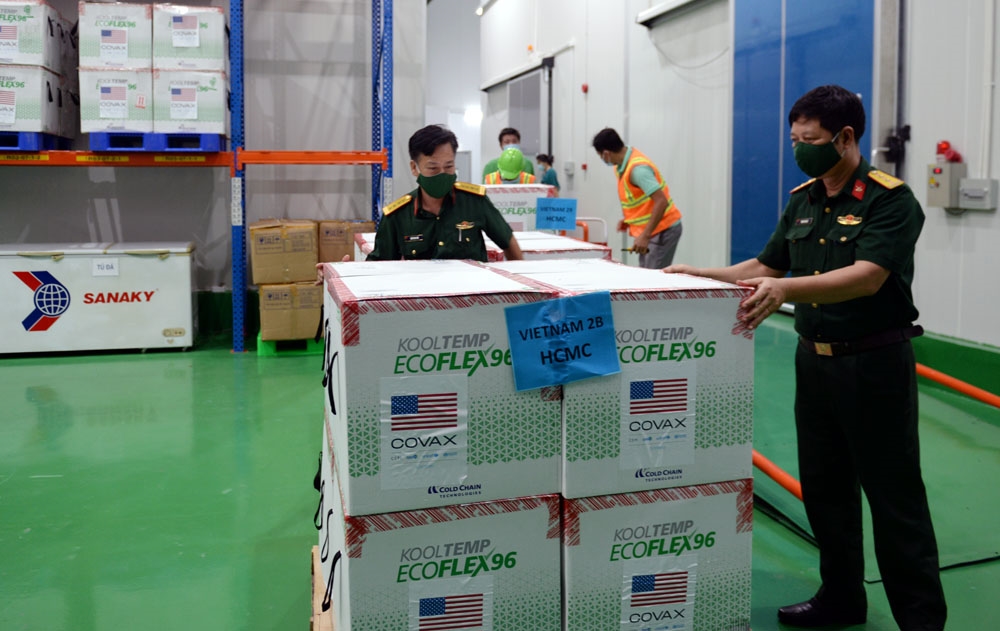 Kiểm đếm lại một lần cuối trong kho lạnh.