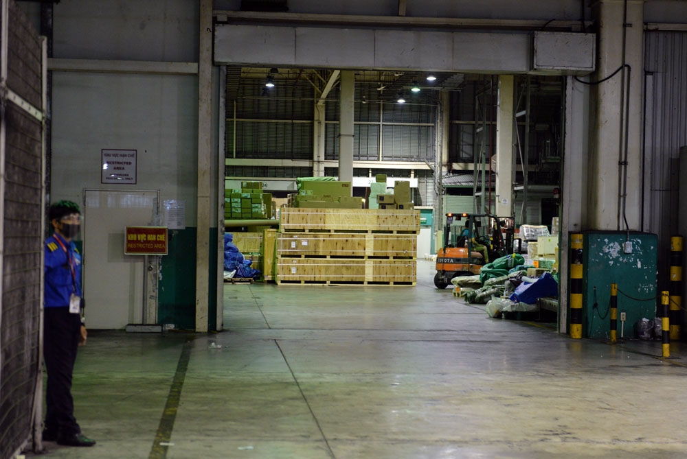 Những kiện hàng vaccine đầu tiên xuất hiện sau khi cửa giao hàng ở sân bay được mở.