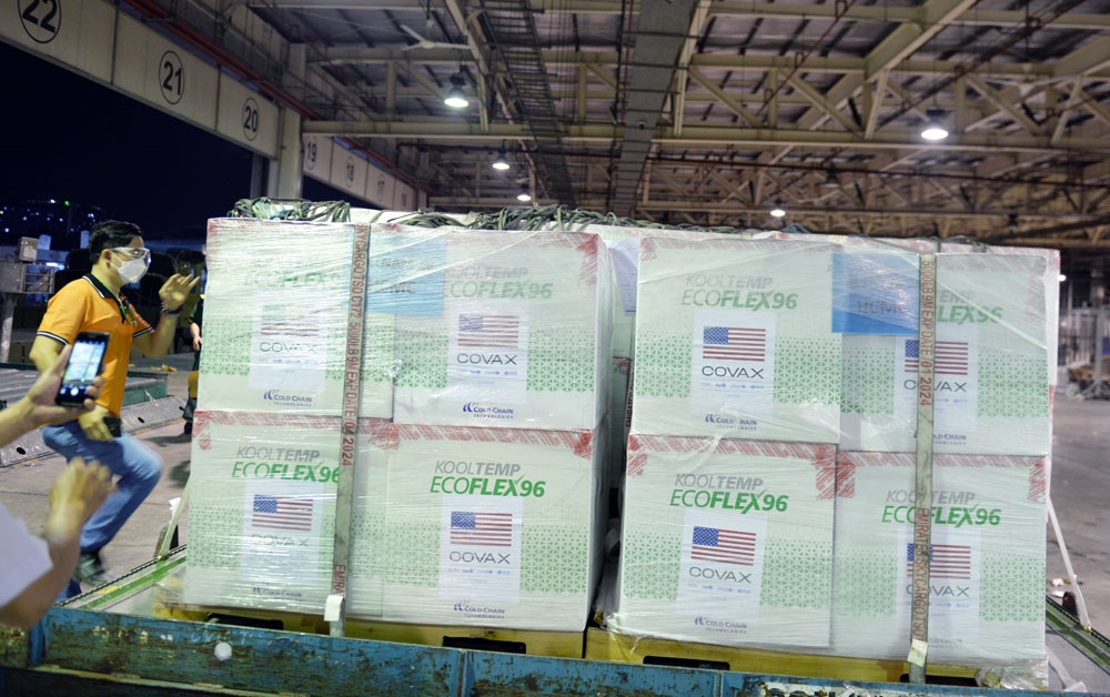 Kiểm kê tỉ mỉ từng thùng vaccine.