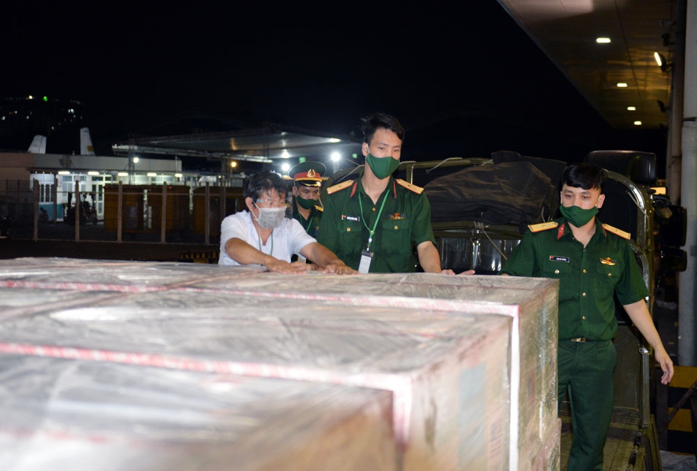 Cán bộ, chiến sĩ Lữ đoàn 972 kiểm tra, tiếp nhận đúng mặt hàng.