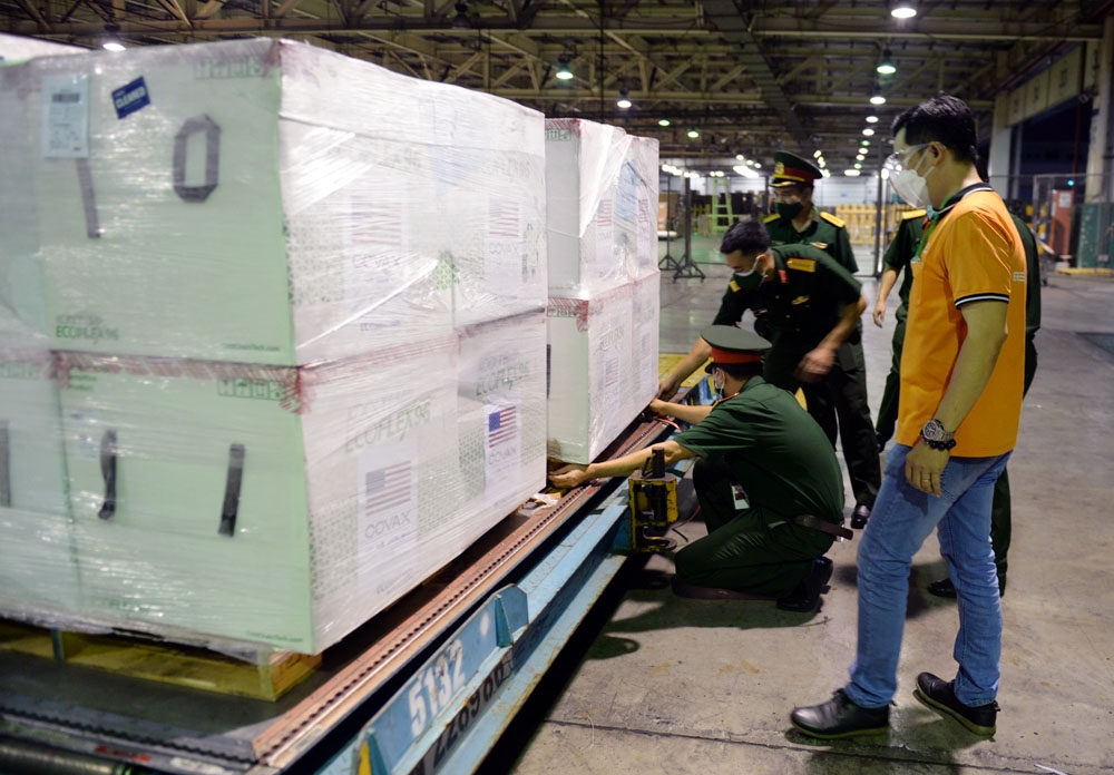 Đo đạc, tính toán kích thước để vận chuyển.