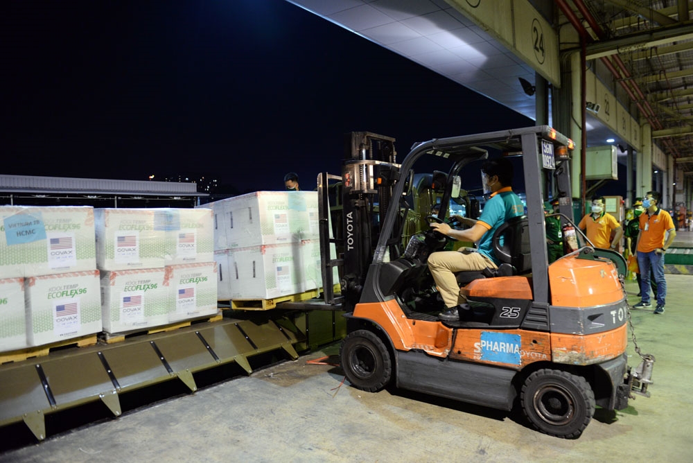 Xe nâng làm nhiệm vụ đưa vaccine lên thùng xe tải chuyên dụng.
