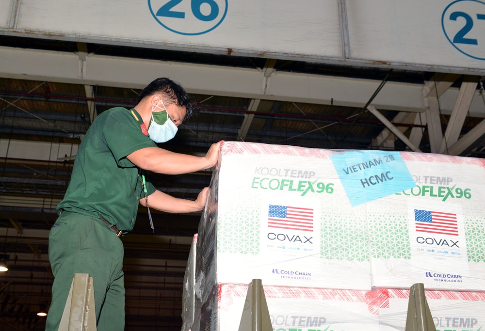 Chiến sĩ vận tải sắp xếp, chằng buộc lại các kiện hàng.