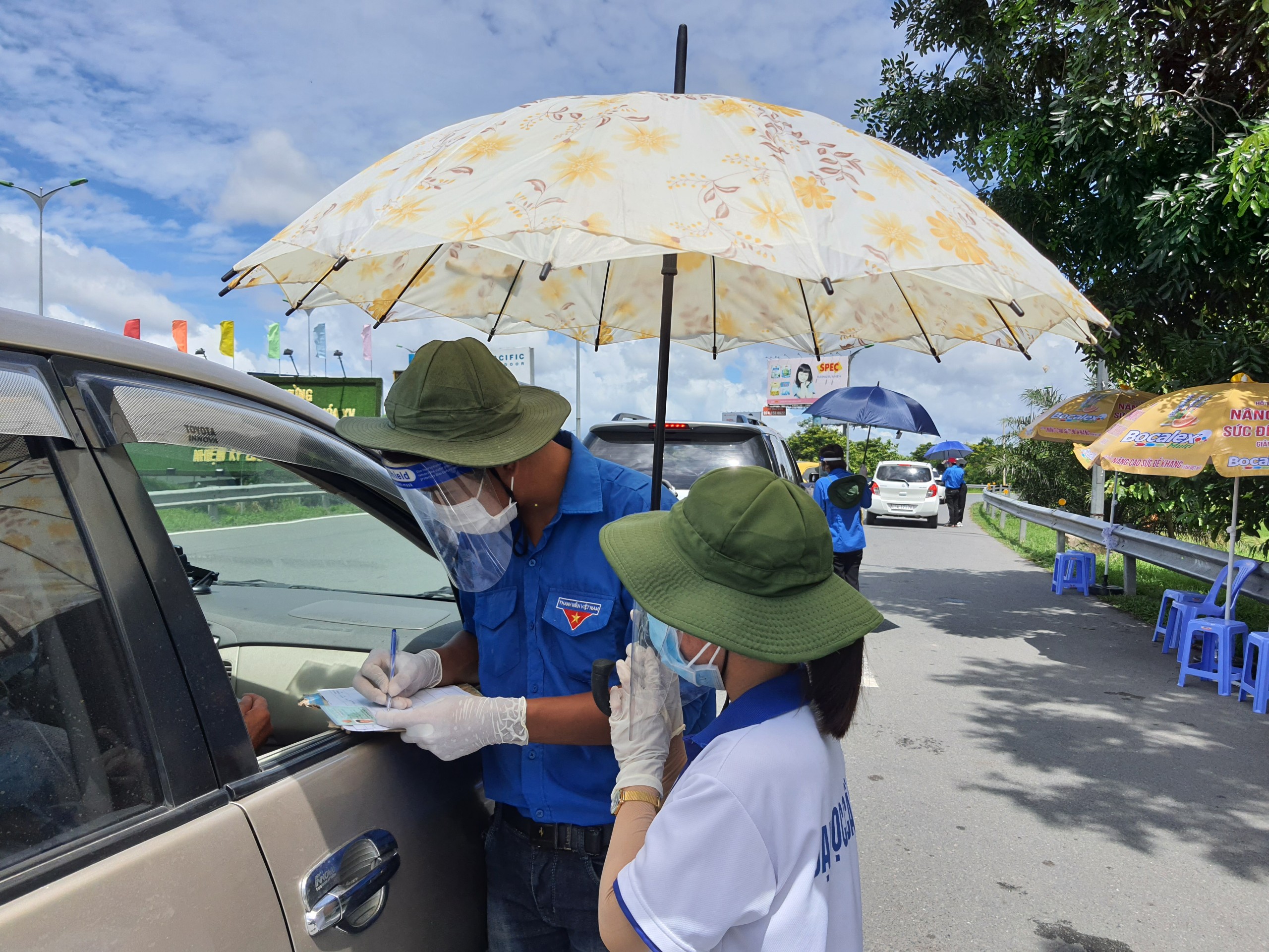 Nắng gắt, mưa rào tại chốt chống dịch