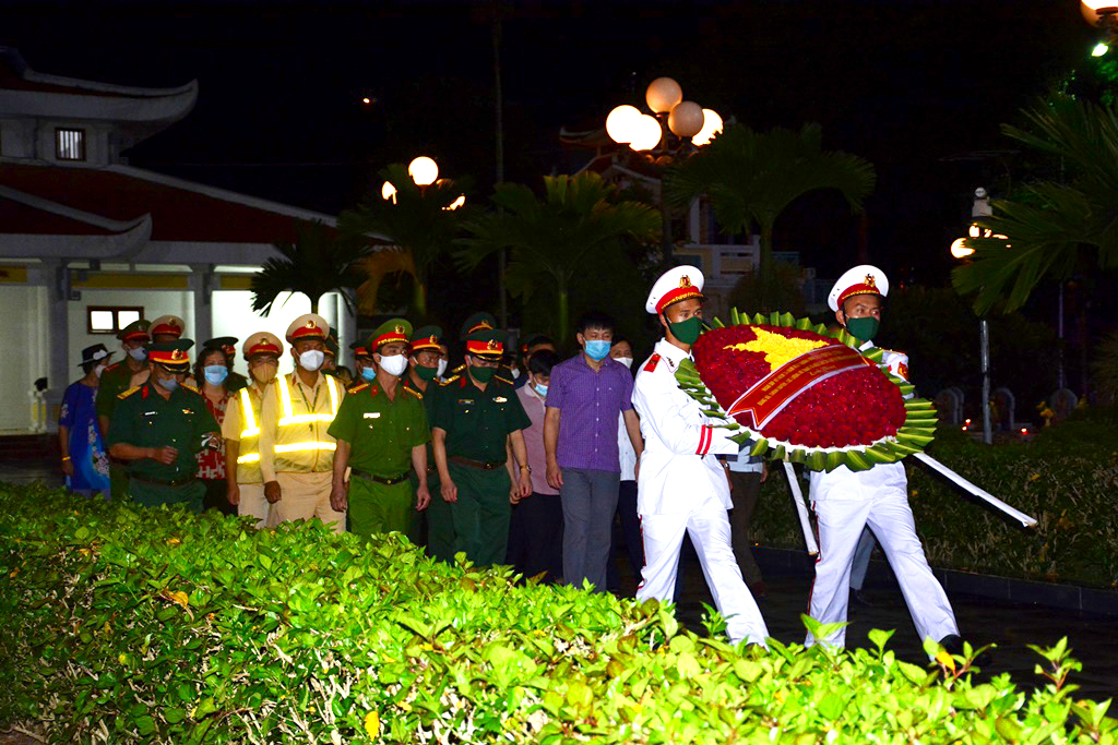 Thắp nến tri ân các Anh hùng liệt sĩ tại Nghĩa trang Liệt sĩ Him Lam