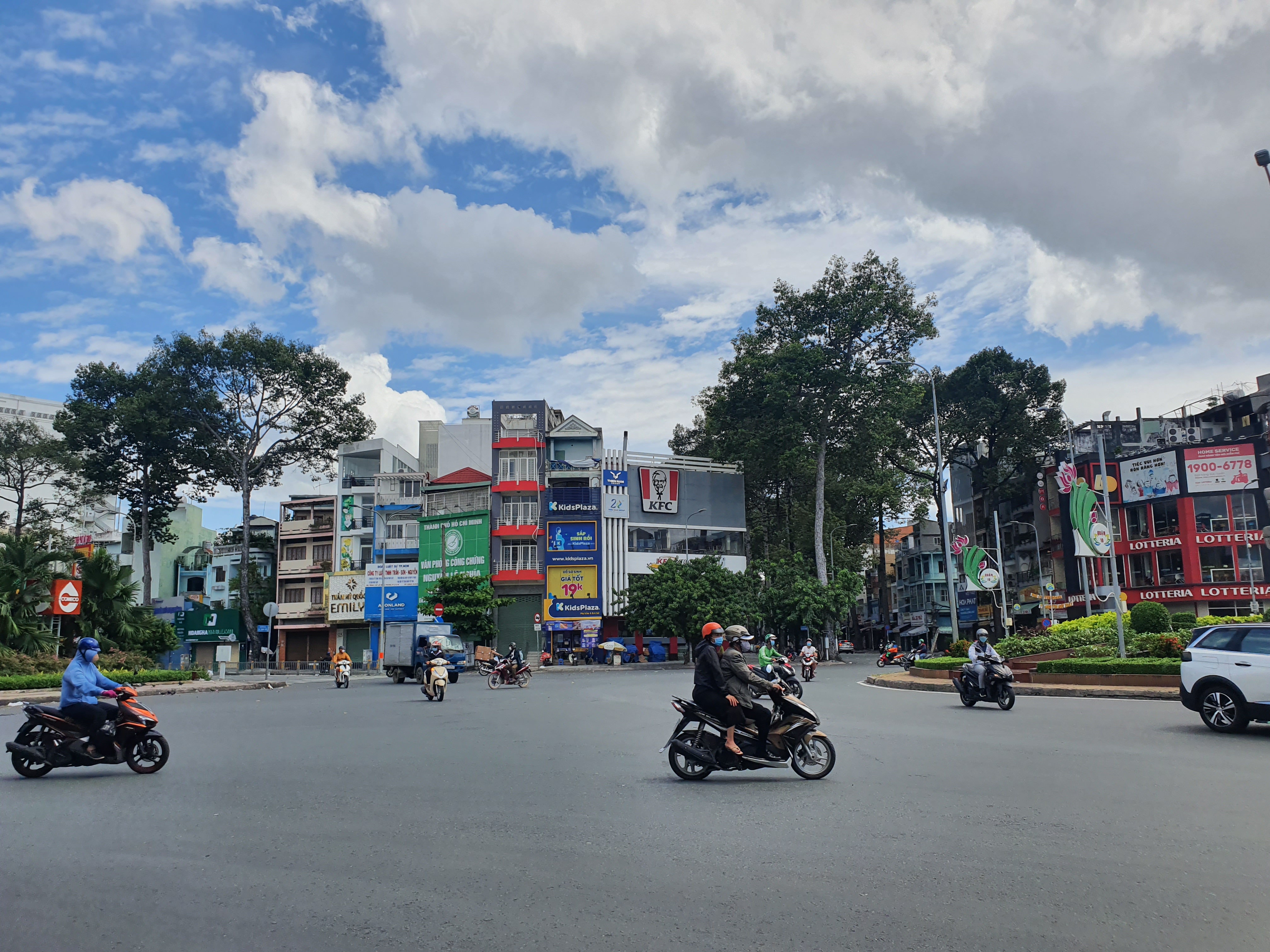 Áp dụng biện pháp tăng cường, nhiều người dân vẫn ra đường