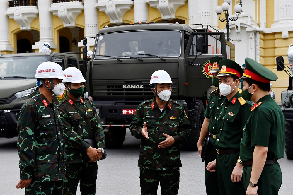 Đại tá Nguyễn Xuân Dĩnh, Phó tham mưu trưởng Binh chủng Hóa học phổ biến nhiệm vụ cho các lực lượng tham gia.