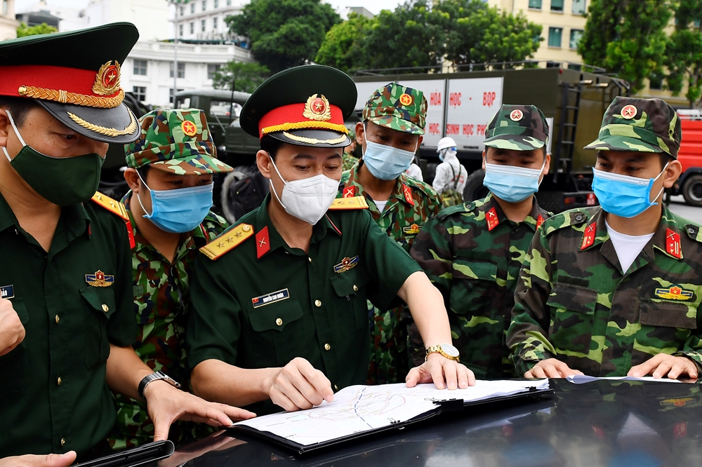 Triển khai nhiệm vụ cho các kíp xe về sơ đồ đường đi và nhiệm vụ từng bộ phận.