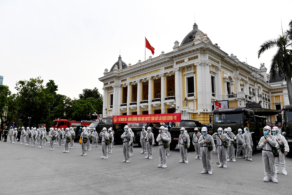 Các lực lượng tập trung nghe quán triệt phân công nhiệm vụ.
