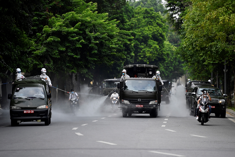 Các xe phun dọc trên đường Đinh Tiên Hoàng.