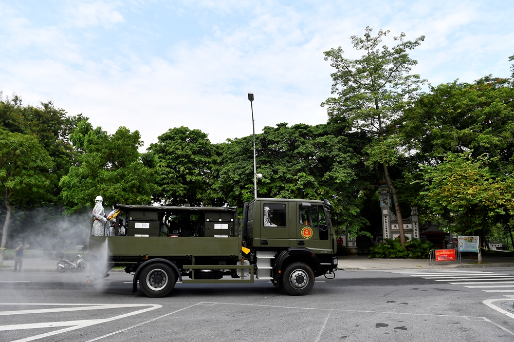 Bộ tư lệnh Binh chủng Hóa học huy động lực lượng lớn nhất tham gia phun khử khuẩn.
