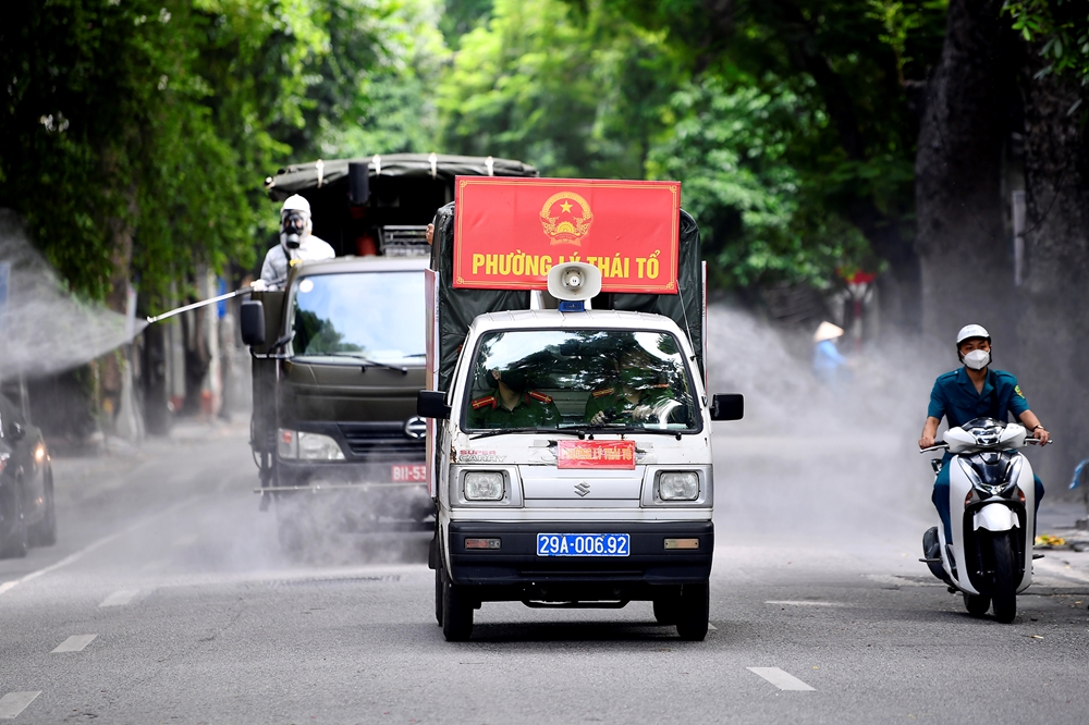 Phun khử khuẩn dọc các trục đường của phường Lý Thái Tổ.