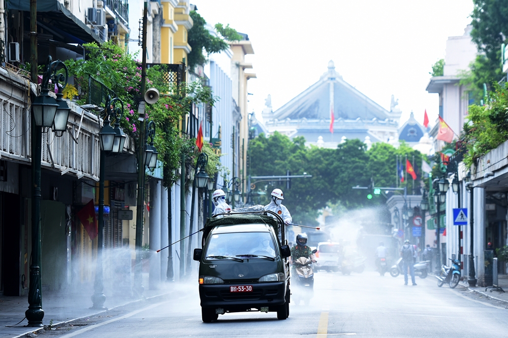 Xe đặc chủng phun dọc tuyến đường Tràng Tiền.