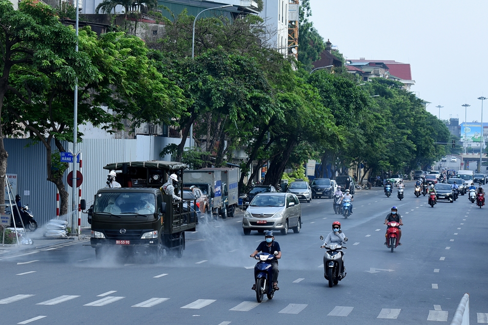 Xe phun chạy dọc tuyến đường Trần Quang Khải.