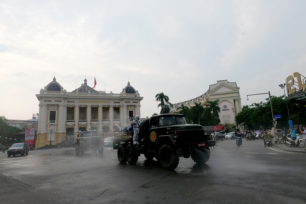 Các xe tiến hành phun quanh khu vực Nhà hát Lớn sau đó di chuyển ra khu quanh hồ Hoàn Kiếm.