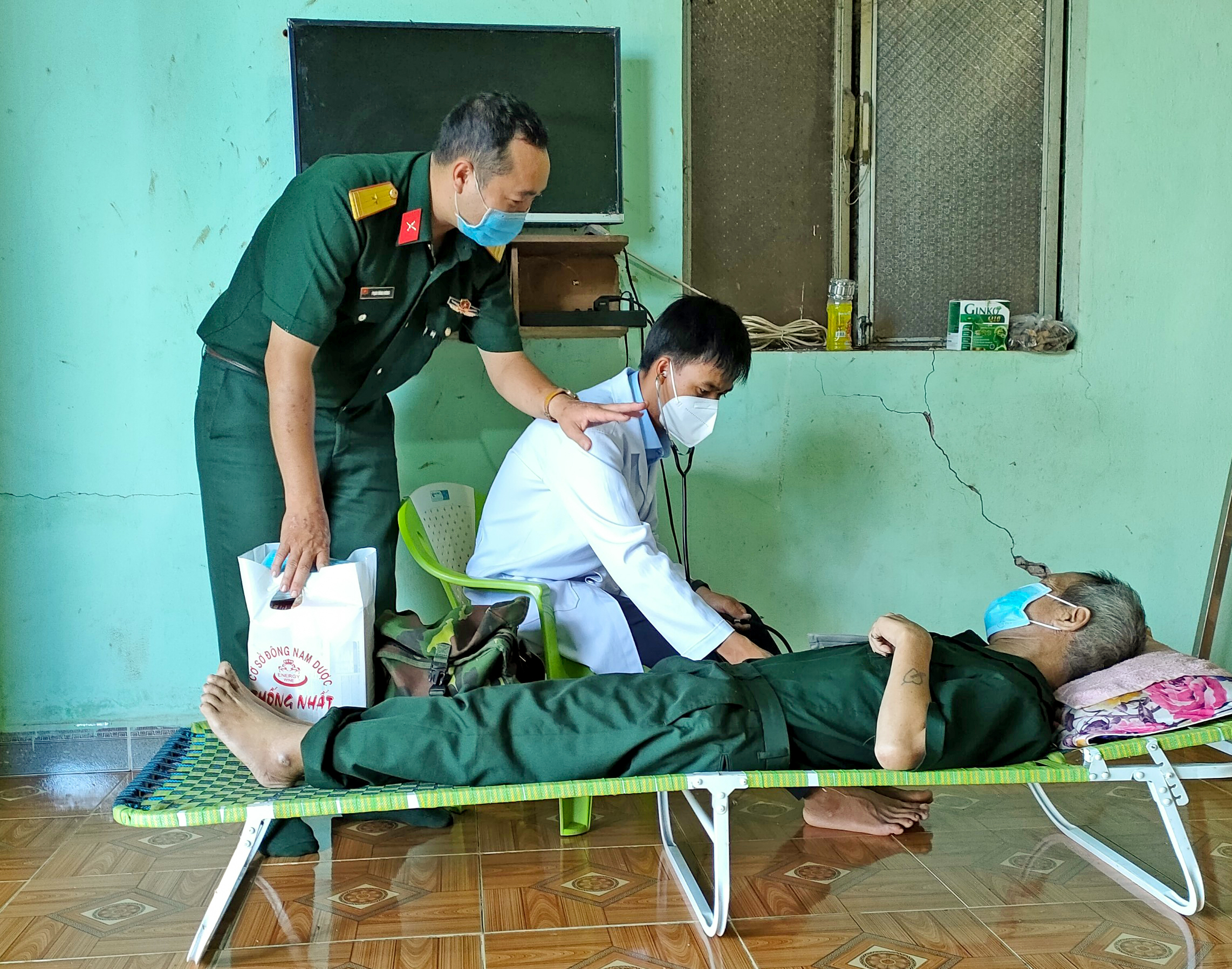 Trung đoàn Kinh tế - Quốc phòng 710 khám bệnh, tặng quà gia đình chính sách huyện Chư Prông