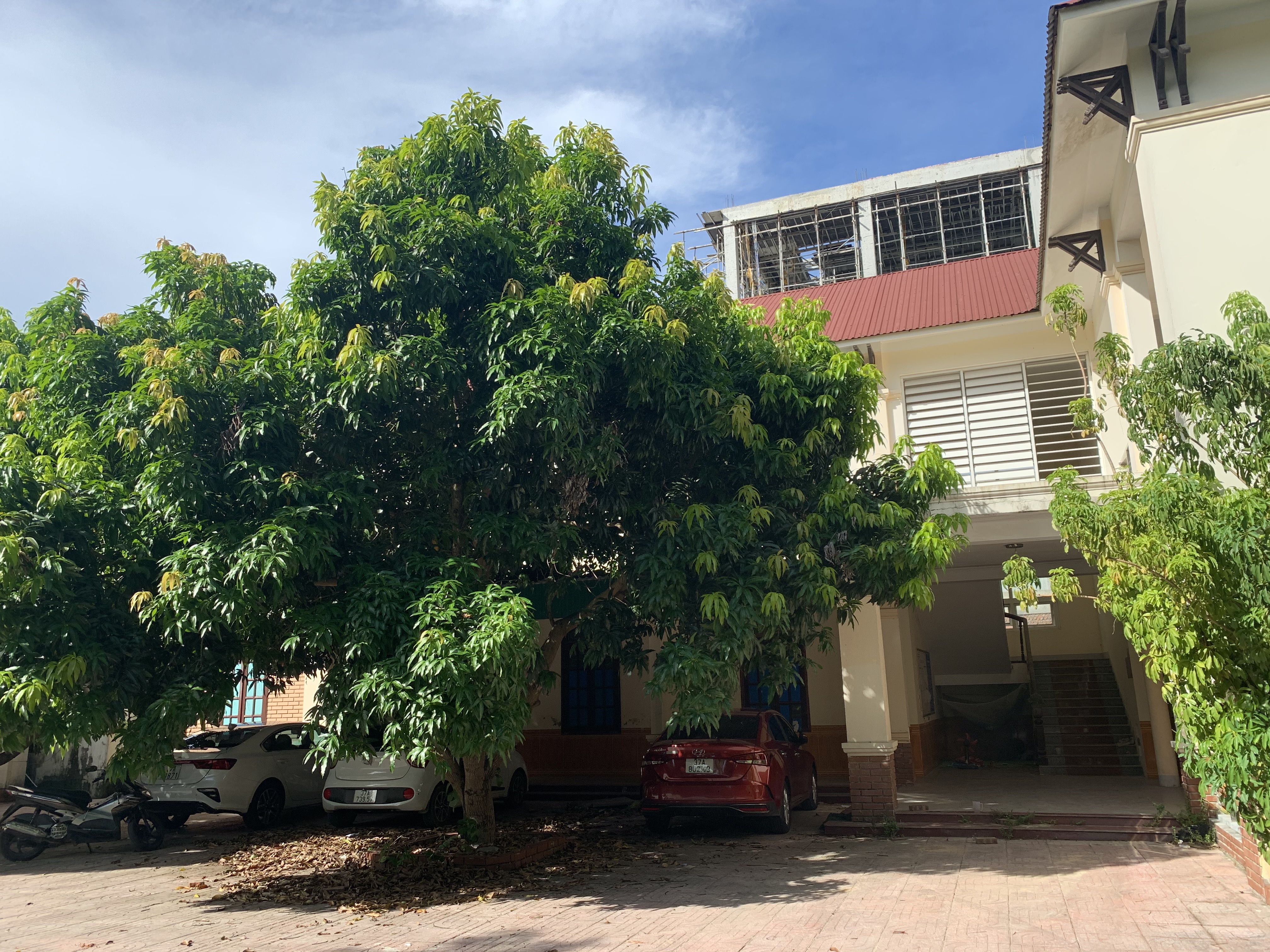 Trụ sở công dôi dư...