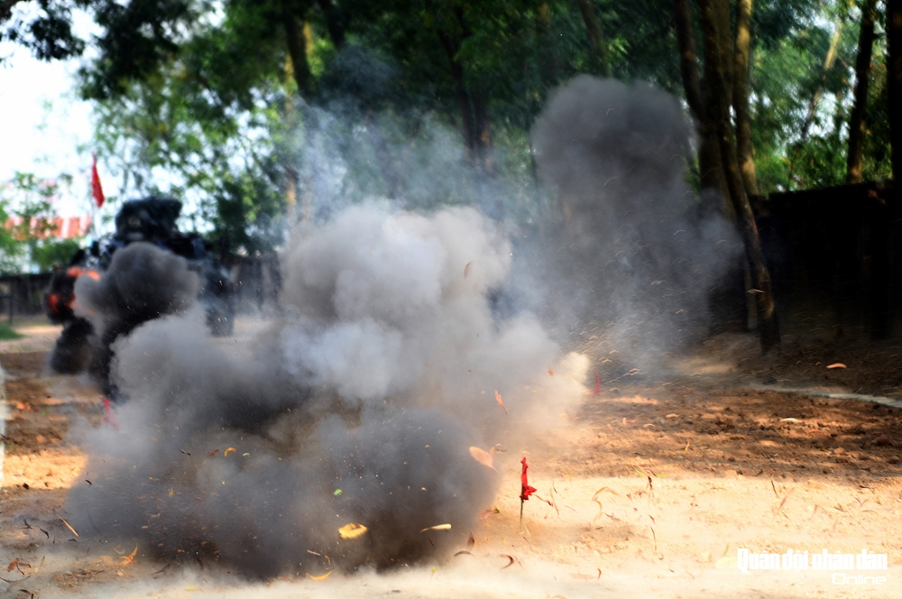 Sau khi vượt qua nhiều vật cản, tiểu đội tiến hành phá rỡ bãi mìn chống tăng, làm sạch đường cho phương tiện BTP tiếp cận.